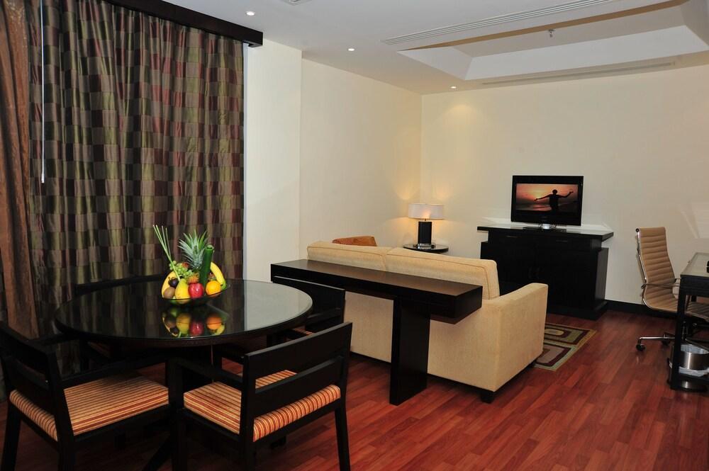 Crowne Plaza Al Khobar By Ihg Hotel Exterior foto Suite room at the hotel