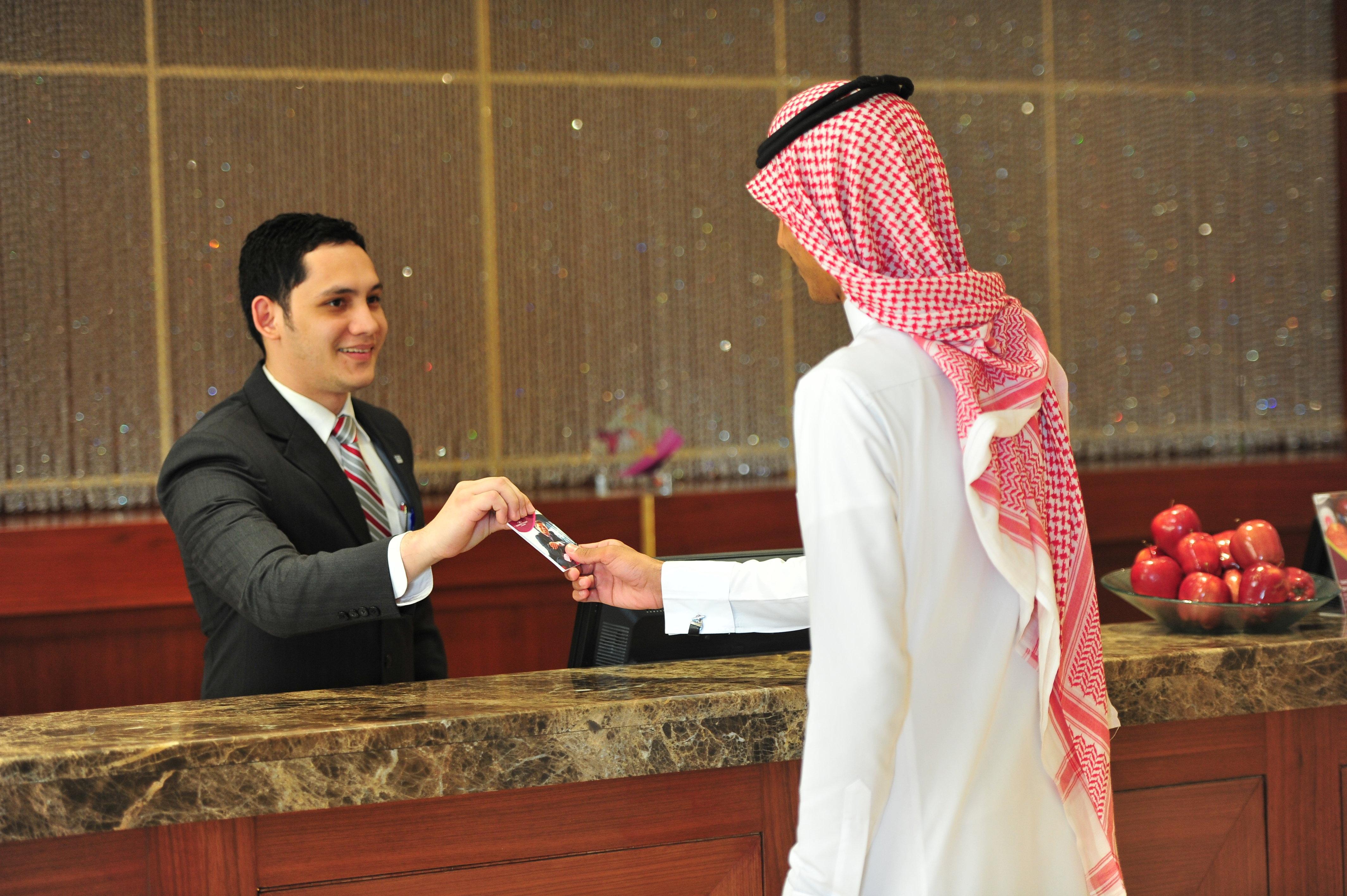 Crowne Plaza Al Khobar By Ihg Hotel Exterior foto A hotel receptionist