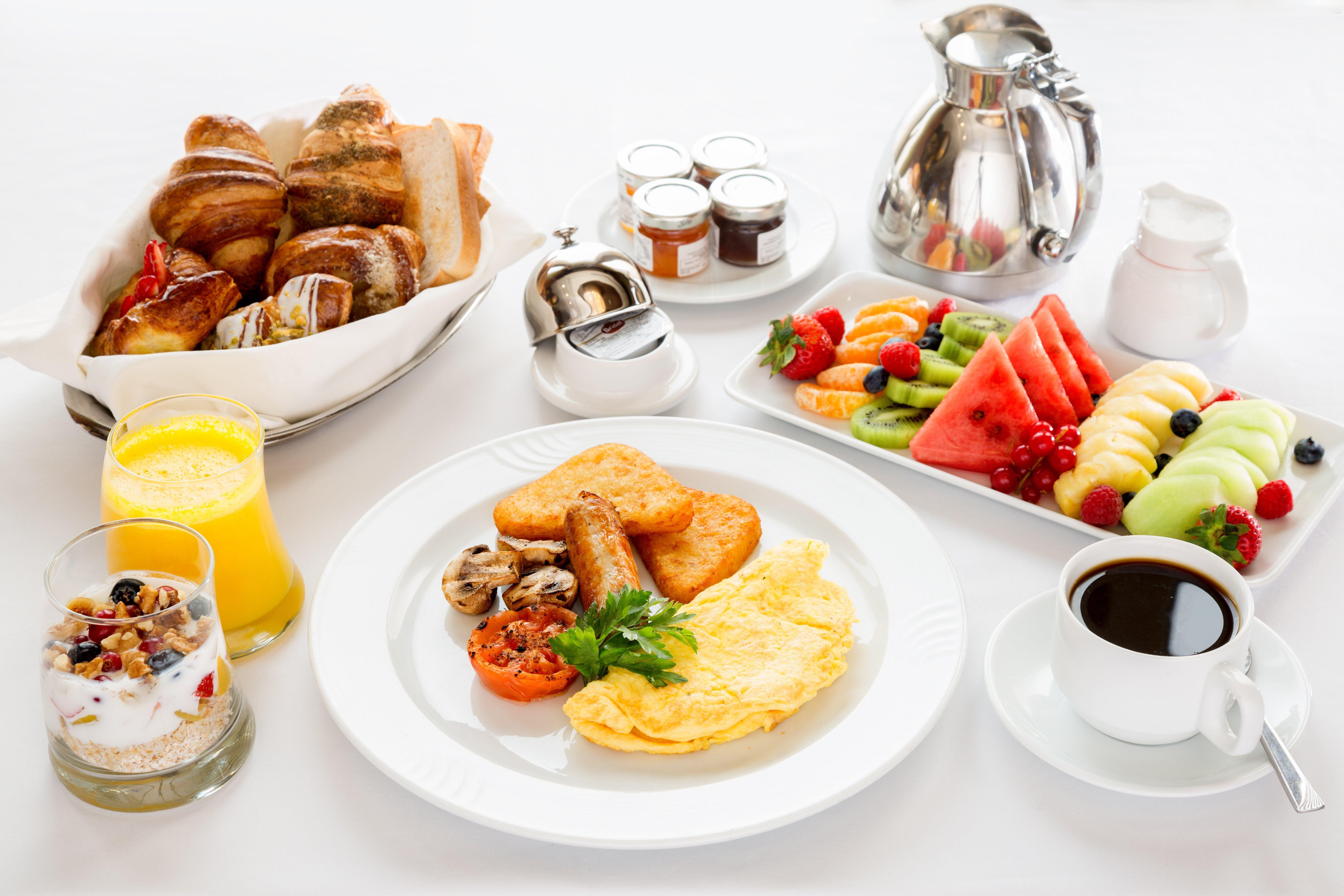 Crowne Plaza Al Khobar By Ihg Hotel Exterior foto A typical breakfast