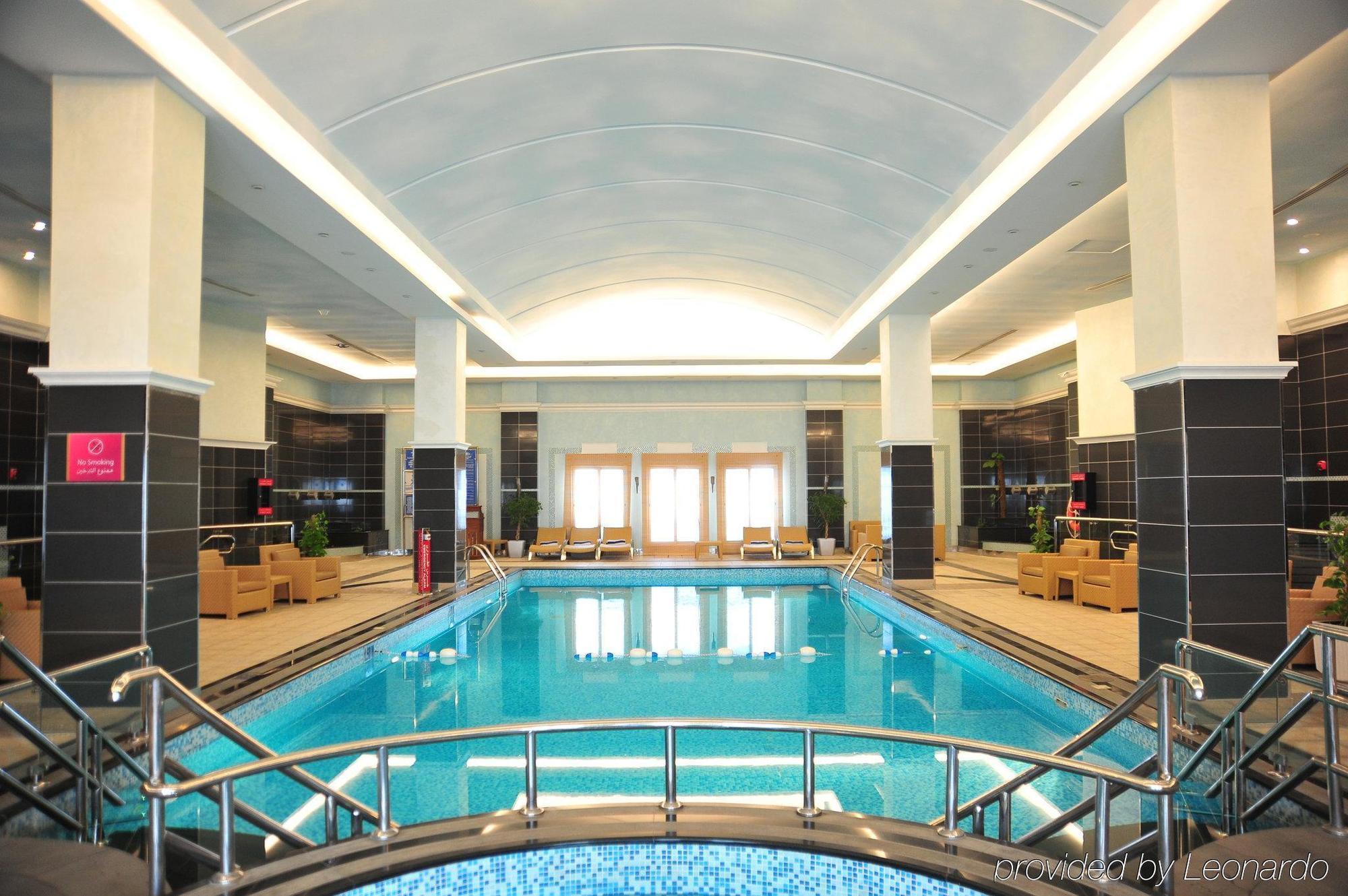 Crowne Plaza Al Khobar By Ihg Hotel Exterior foto The pool at the hotel